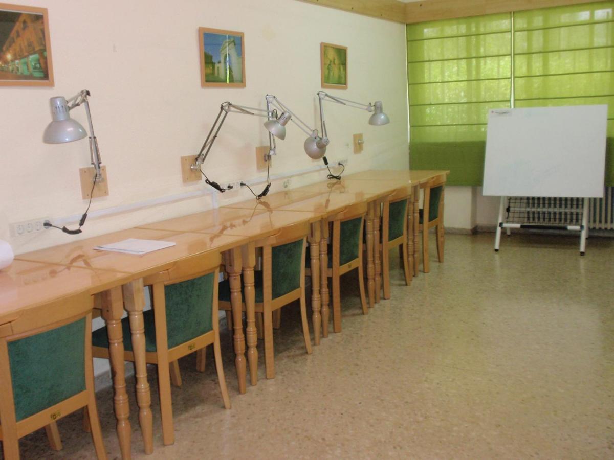 Hotel Residencia Universitaria Cardenal Cisneros Alcalá de Henares Zewnętrze zdjęcie